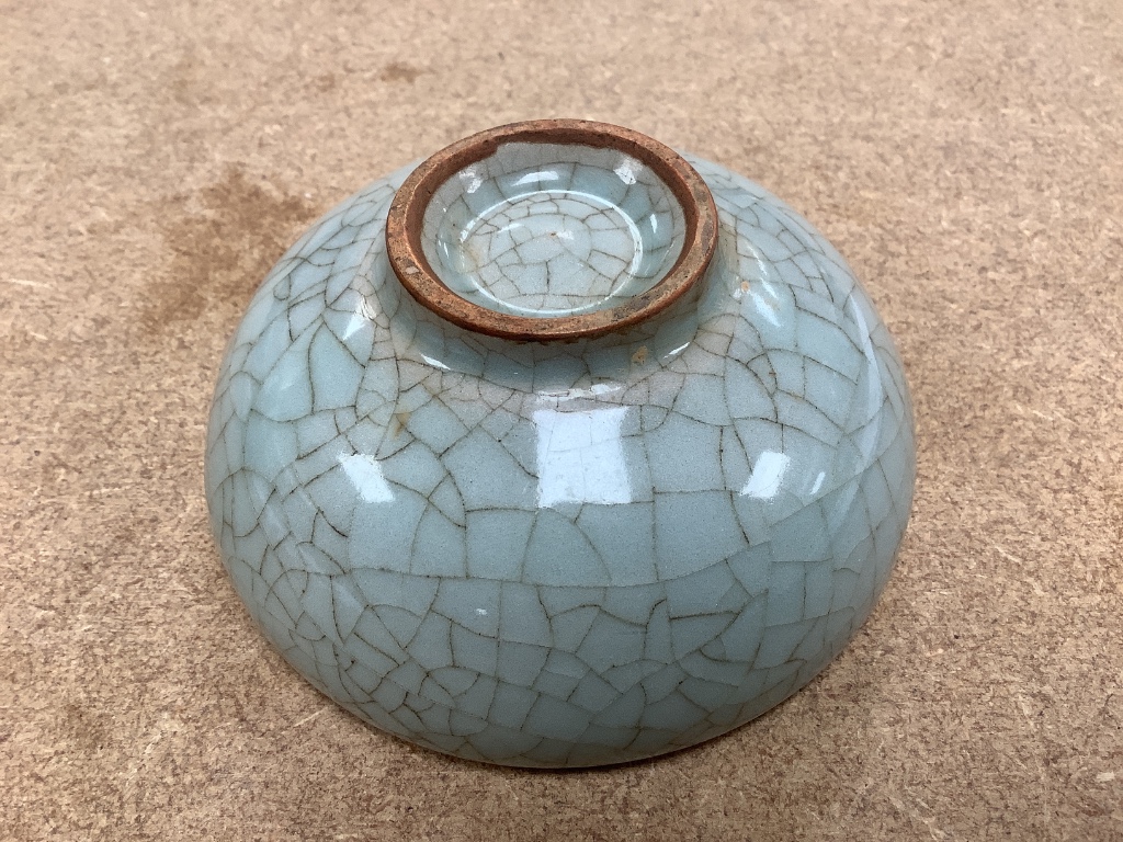 A Chinese crackle glaze bowl 9.5cm diam